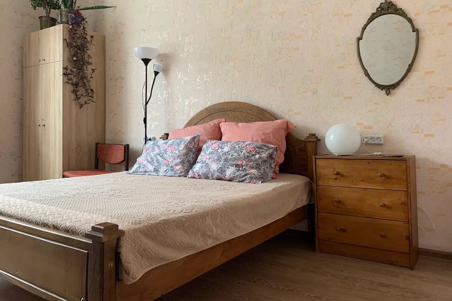 Основание кровати изготовлено из массива дерева.