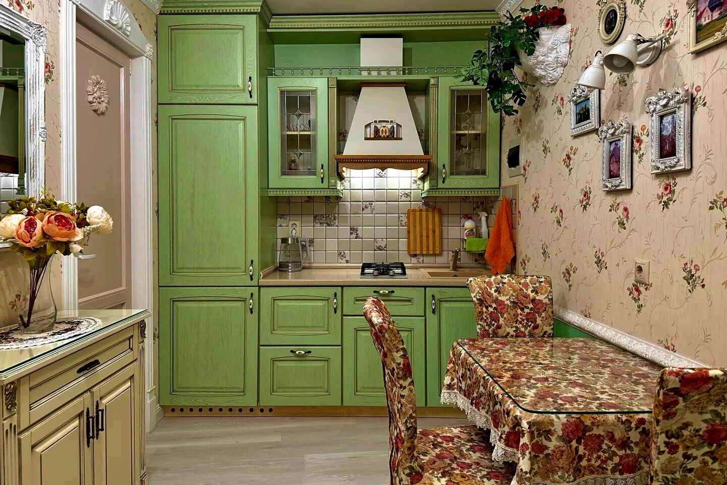 Фасад кухни окрашен в зеленый цвет.