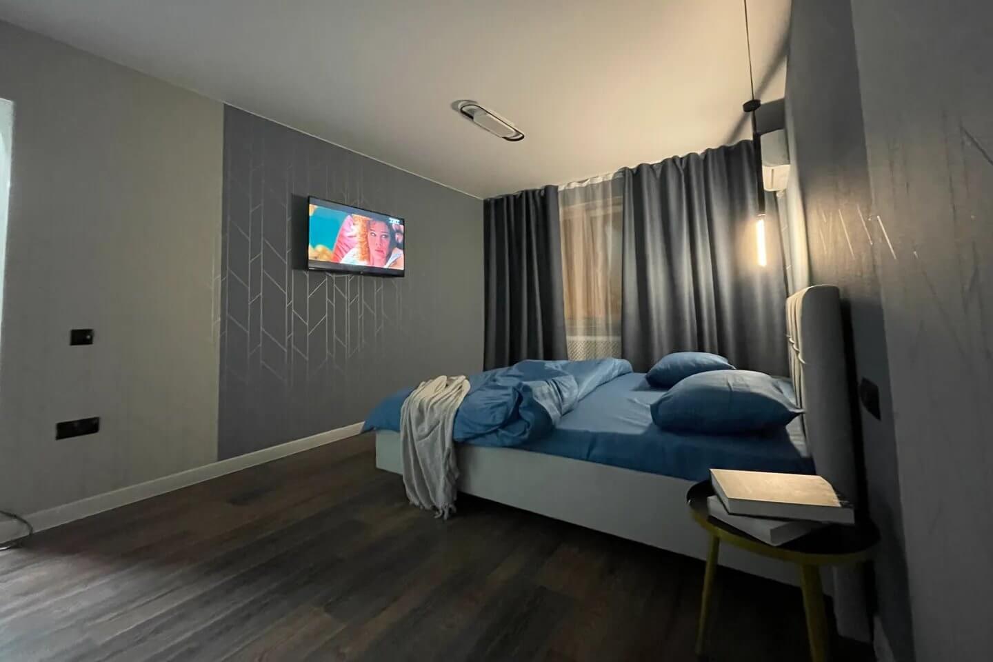 Кровать и телевизор.