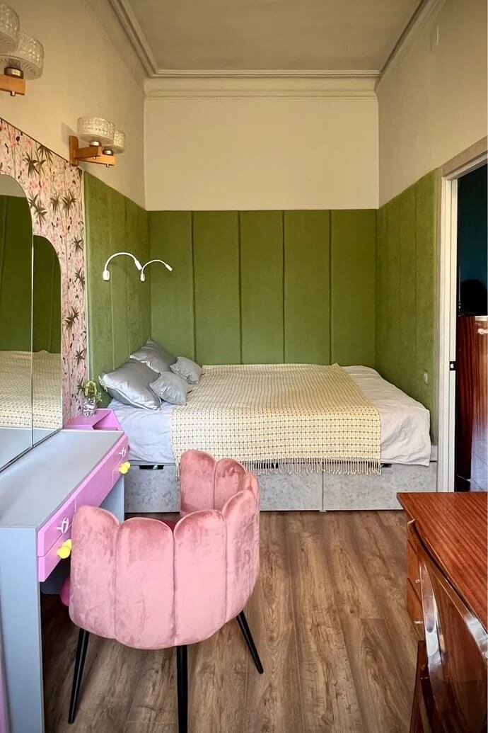 Цвет стены у кровати - зеленый.