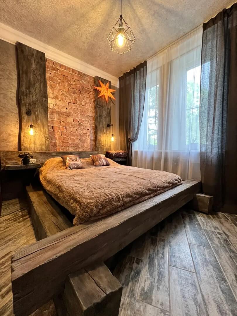 Оригинальное спальное место. Основание кровати собрано из деревянного бруса.