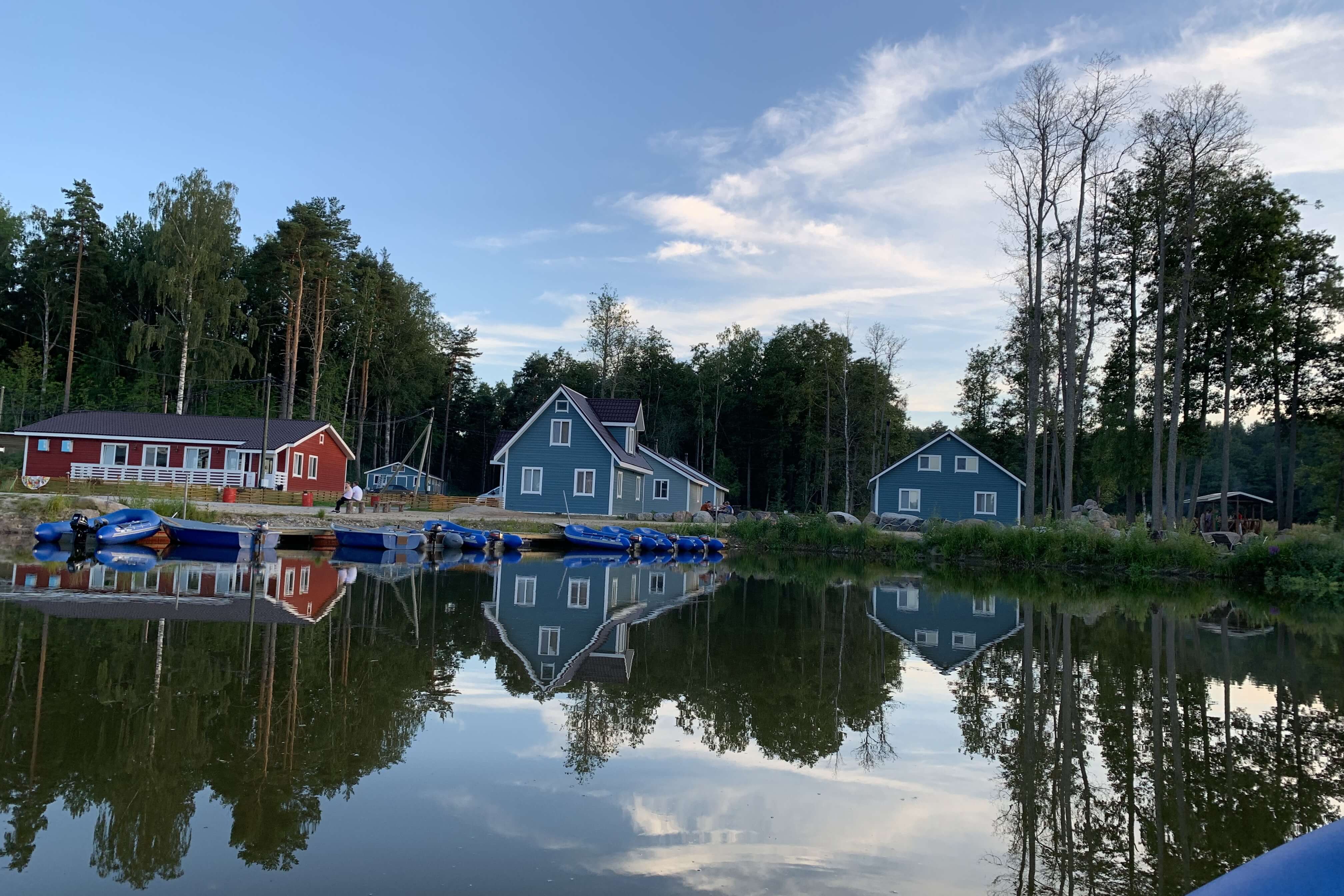Домики стоят прямо у воды, раскрашены в «финские» цвета.