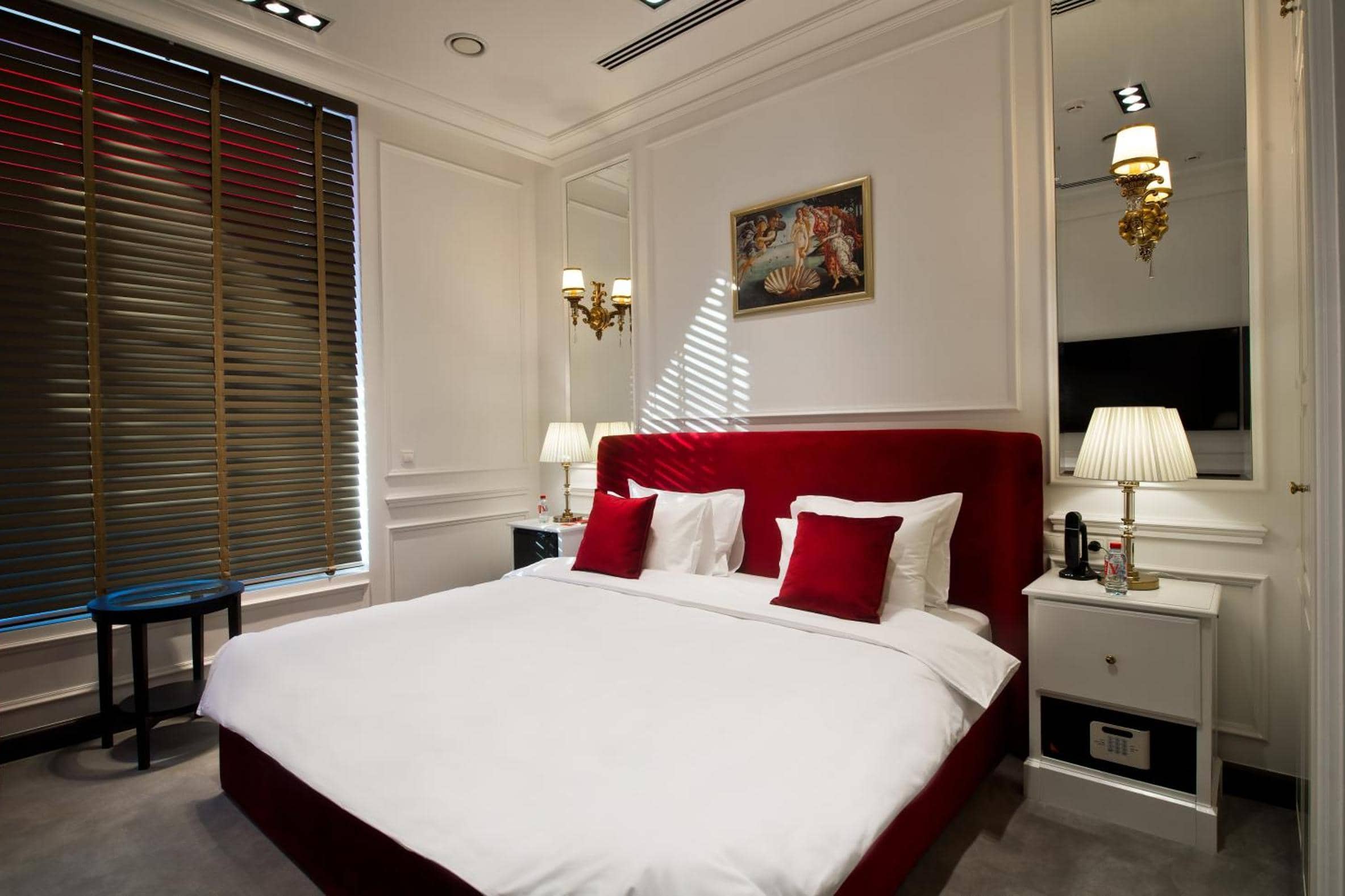 Кровать с красными подушками.