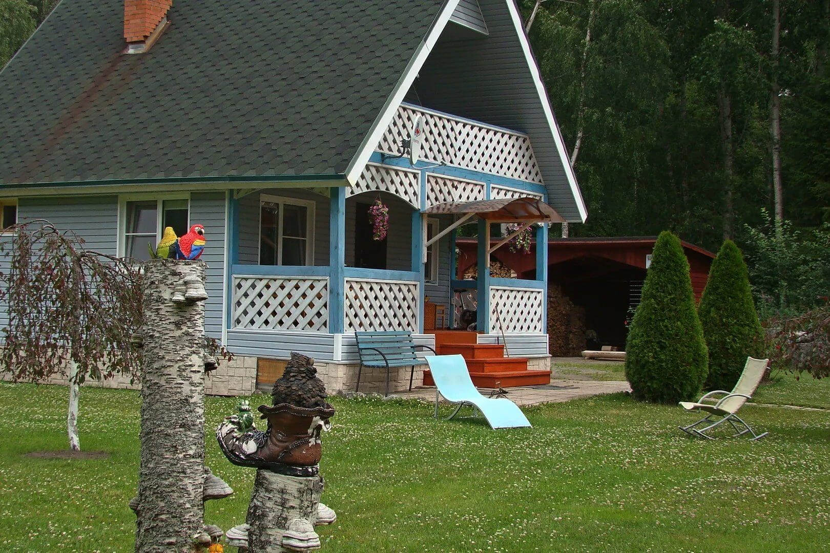 Стены дома покрашены в голубой и белый цвета.