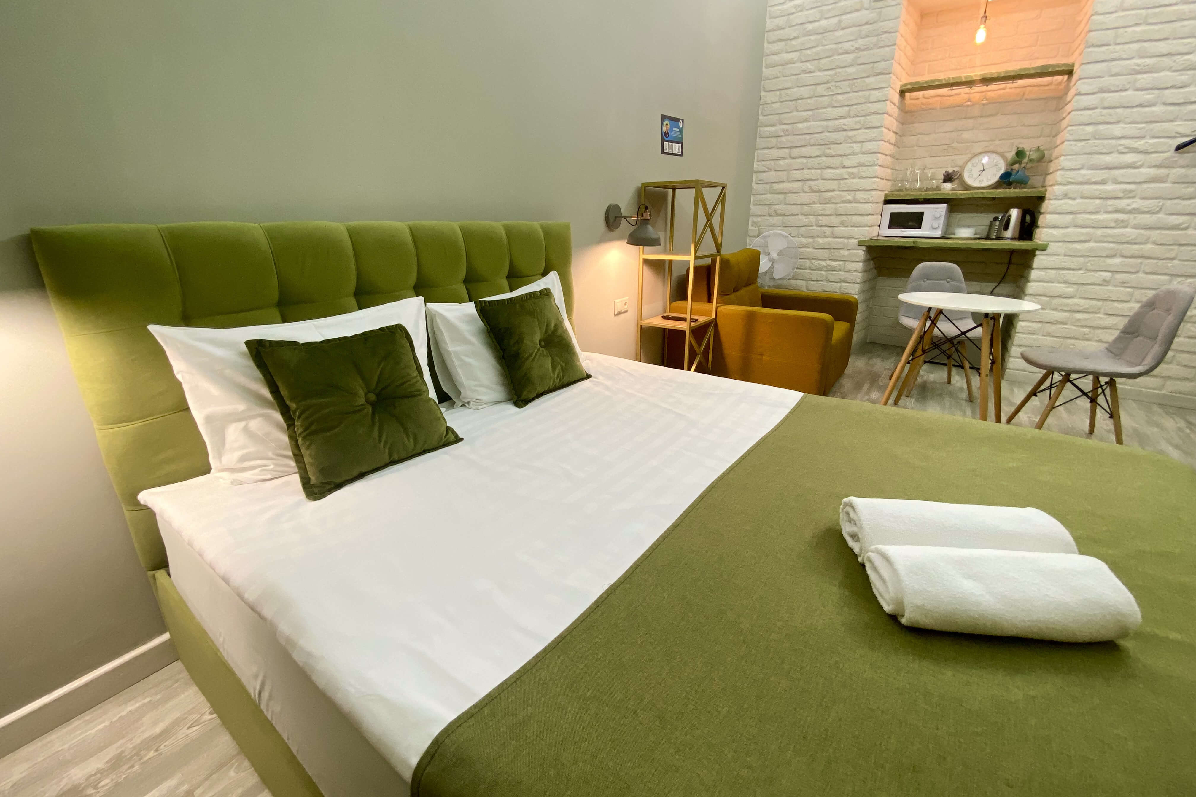 Основание кровати, подушки и саше - болотного, зеленого цвета.