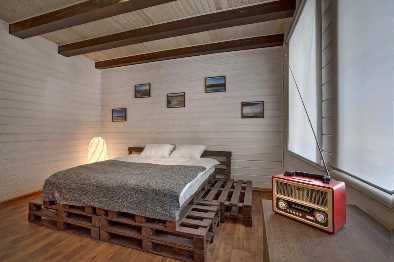 Основание кровати изготовлено из старых поддонов.