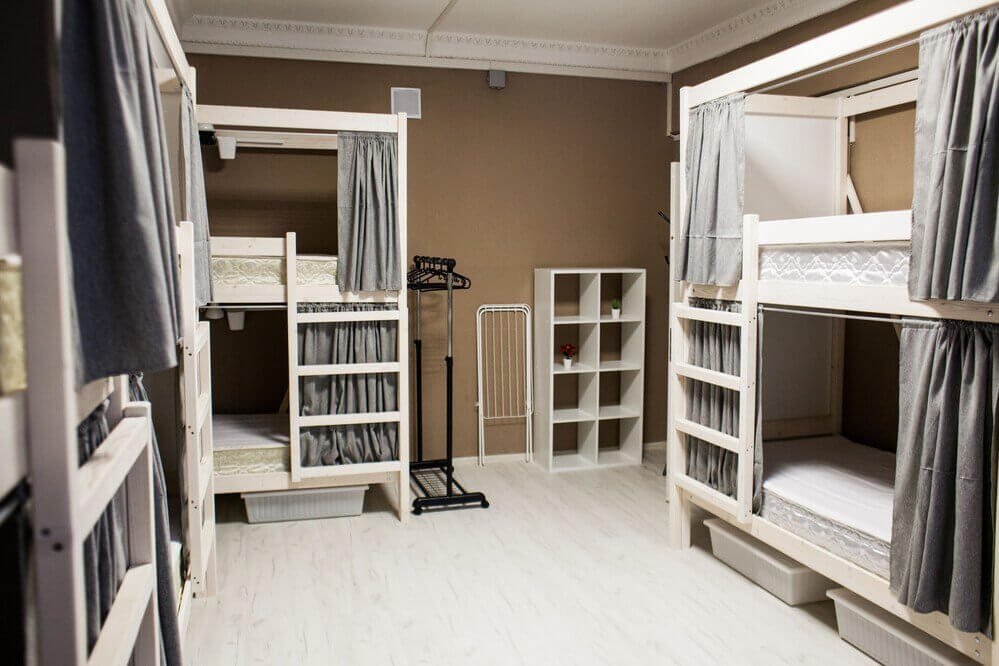Кровати - двухъярусные, цвет стен в комнате - коричневый.