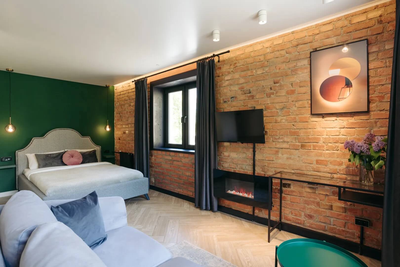 Стена у кровати - зеленого цвета, стена у камина - красный кирпич.
