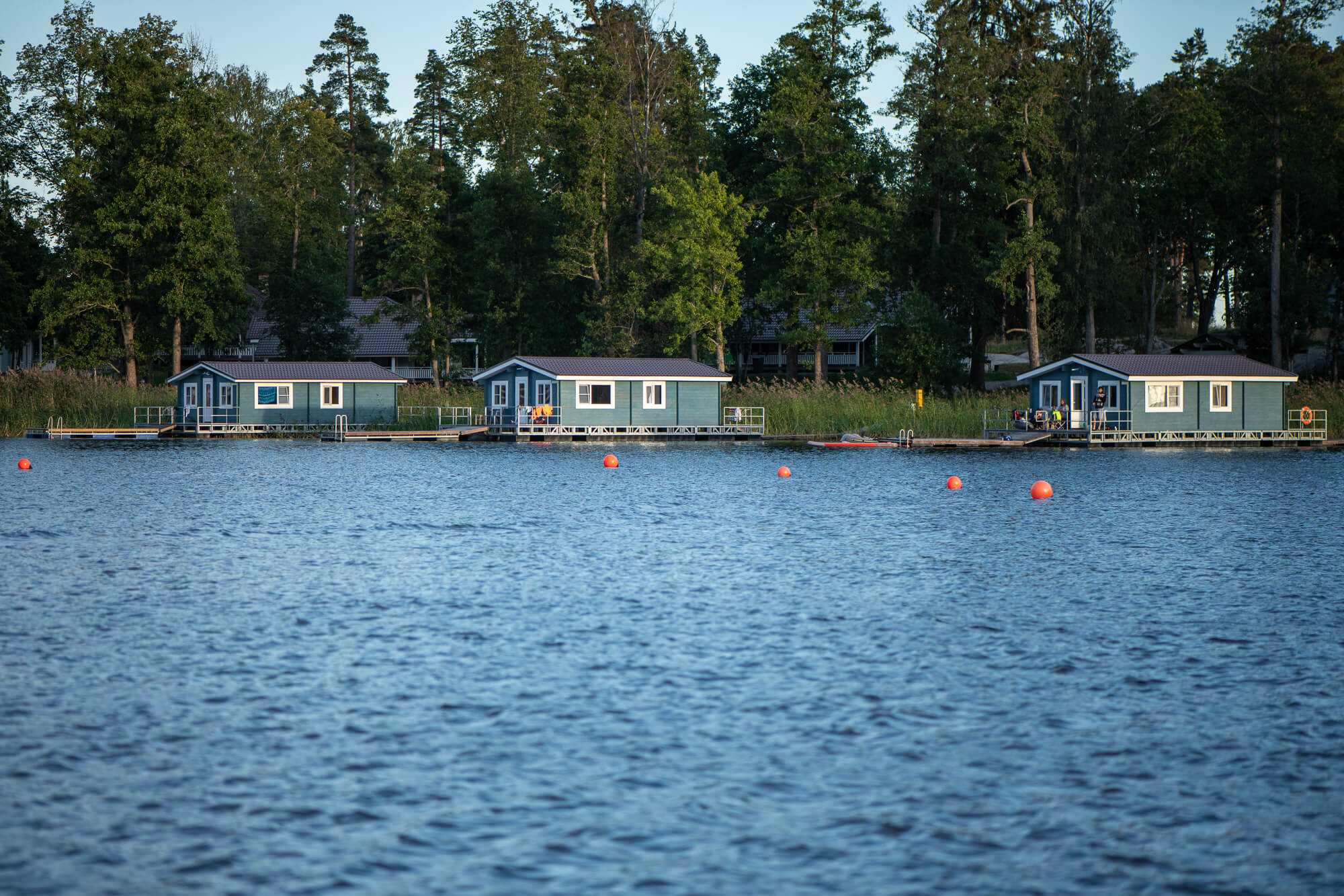 Три домика построены прямо на берегу озера.