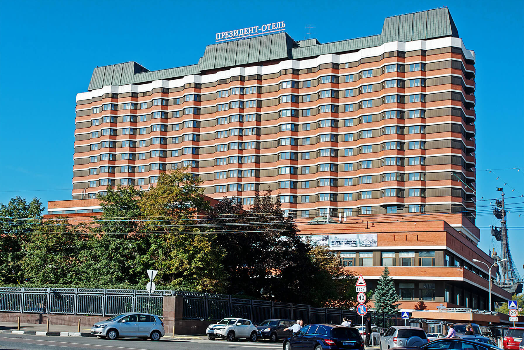 Здание отеля - многоэтажный гостиничный комплекс.