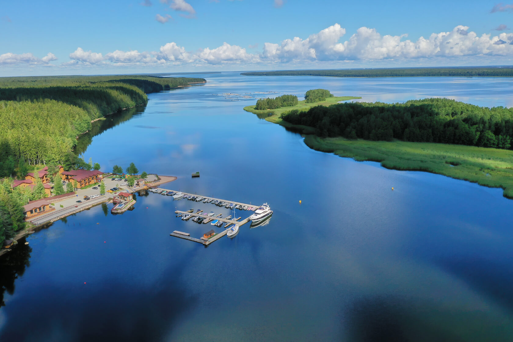 Панорамный вид: территория базы, причал с лодками и Выборгский залив.