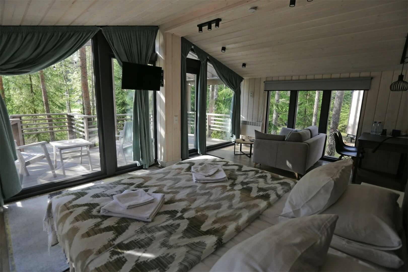 Большая, двуспальная кровать установлена напротив окна.