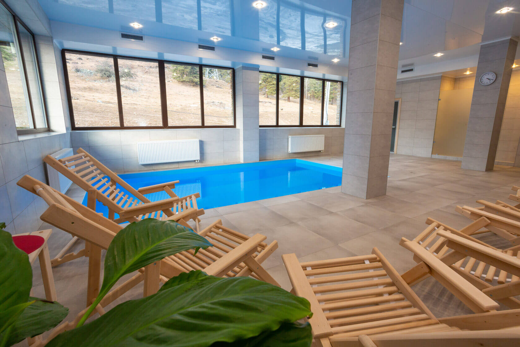 Зона отдыха: небольшой бассейн и деревянные шезлонги.