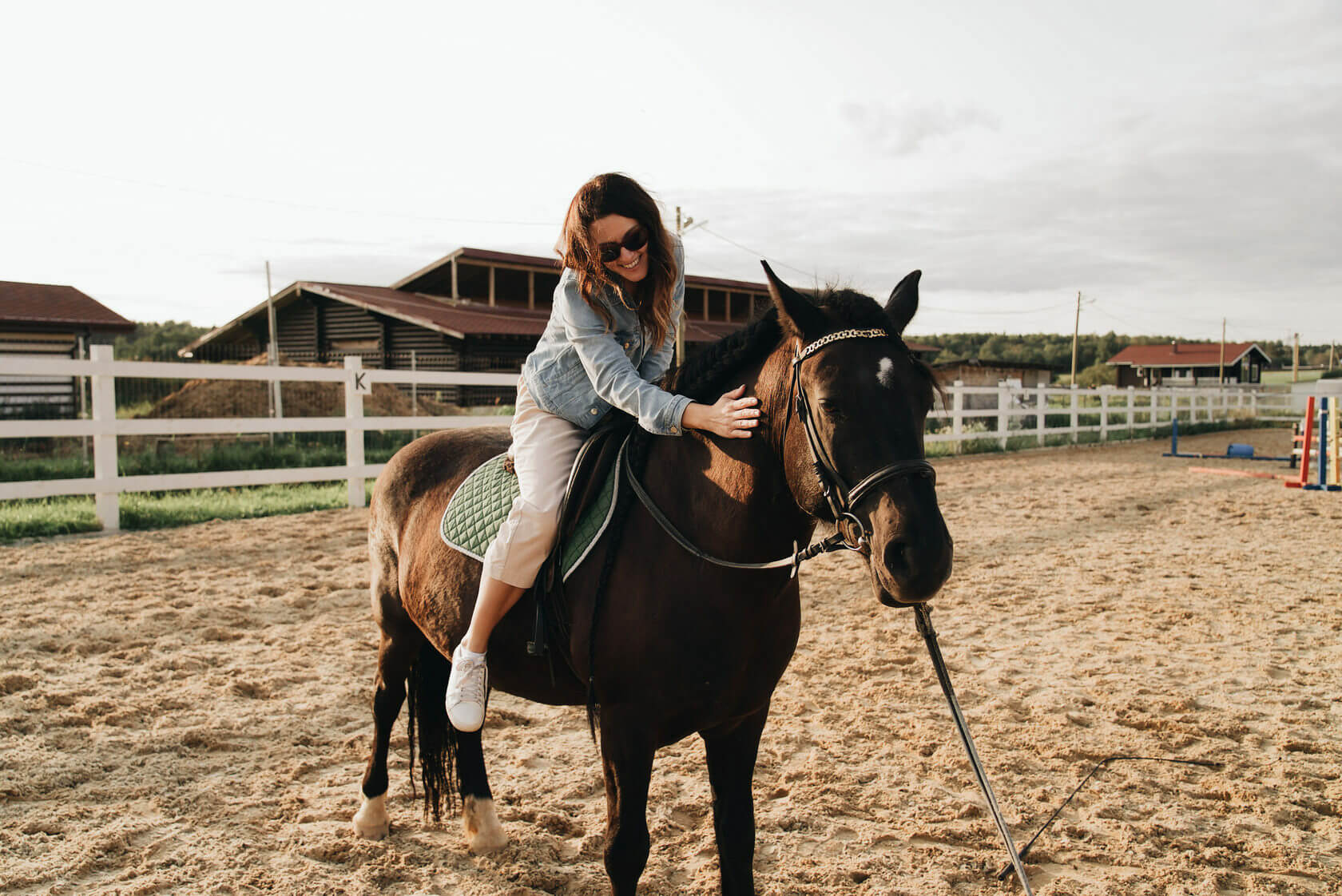 Девушка и лошадка.