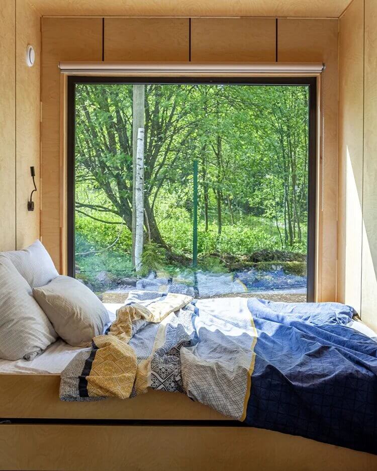 Спальное место расположено около окна.