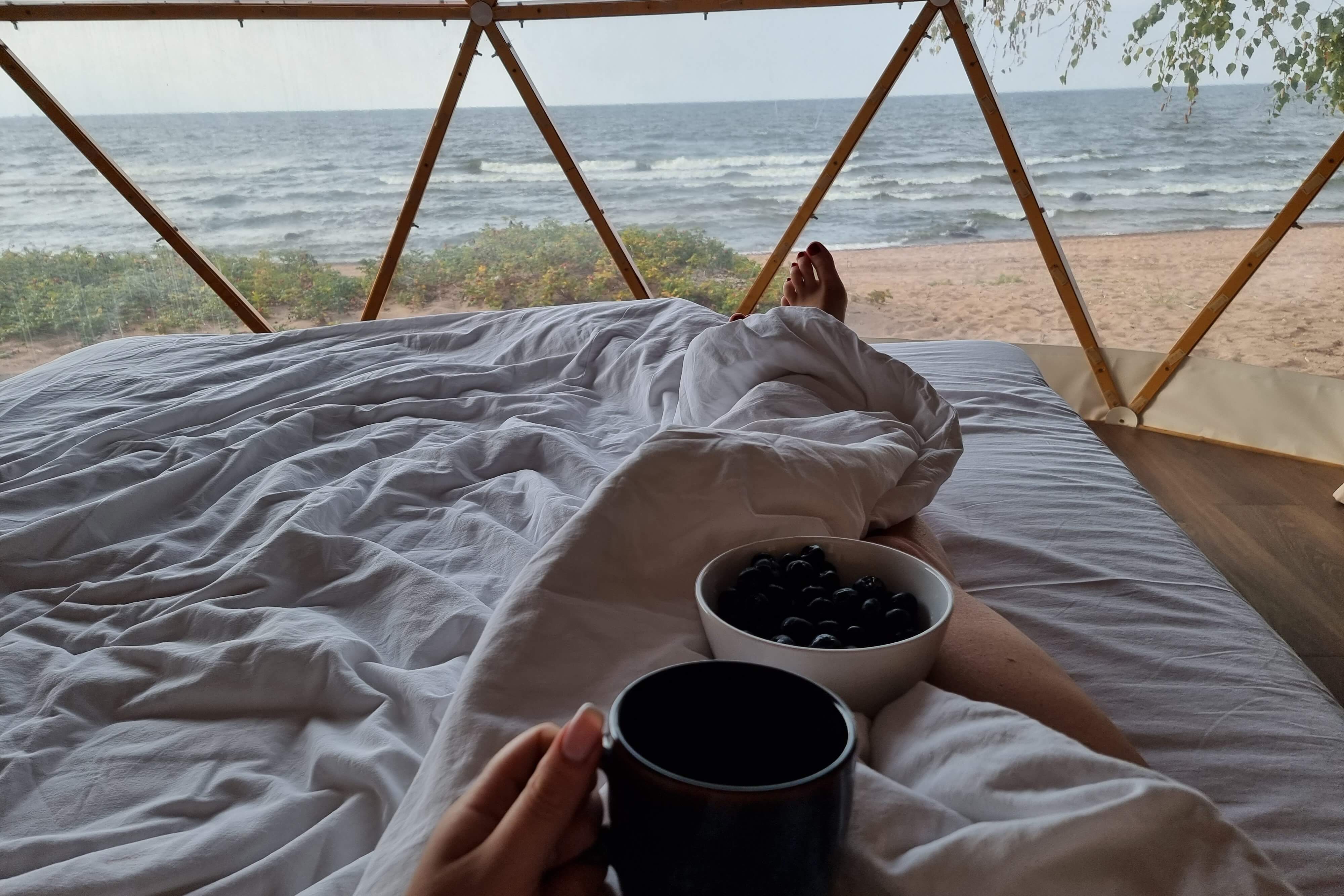 Море, шум волн и чашка ароматного кофе.