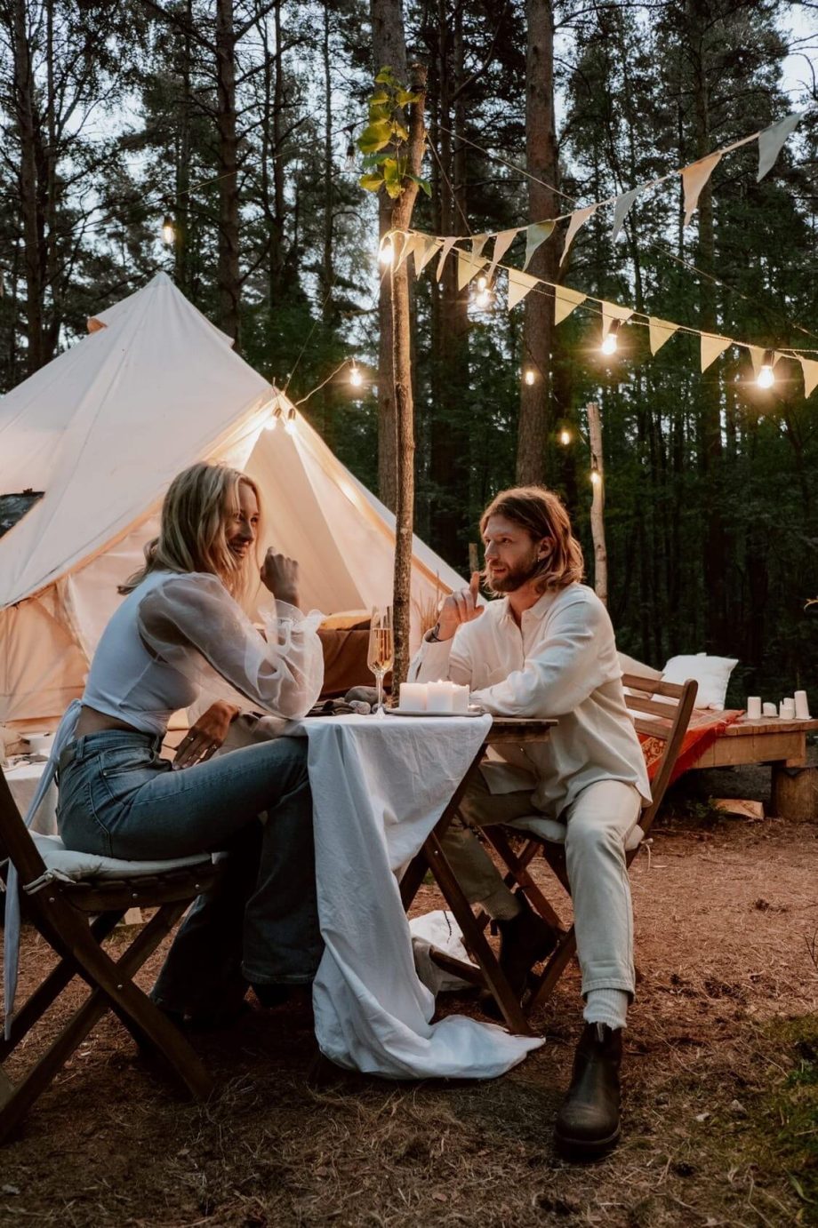 Ужин в лесу у палатки.