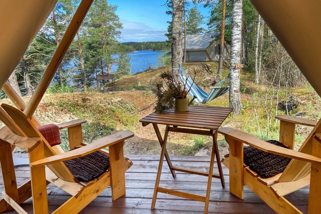 На террасе палатки установлены деревянные кресла.