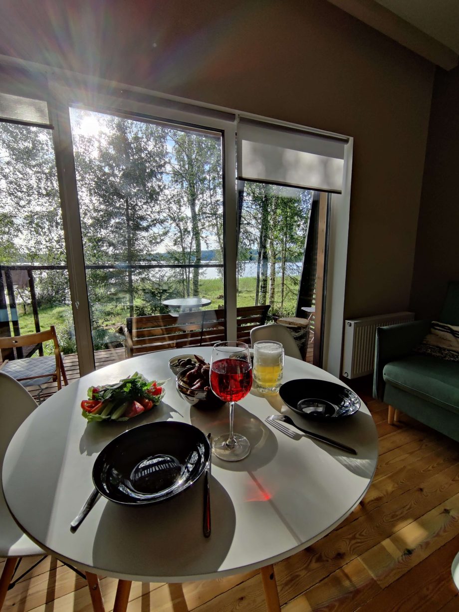 Завтрак у панорамного окна - отличное начало дня!
