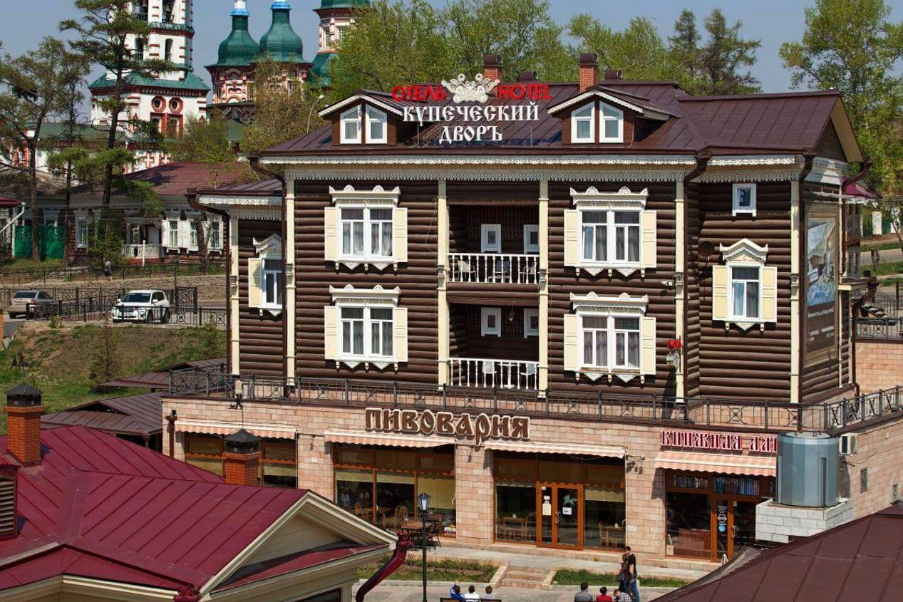 Здание отеля - хороший пример русского деревянного зодчества.