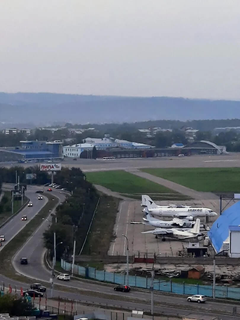 Из окна видно территорию аэропорта.