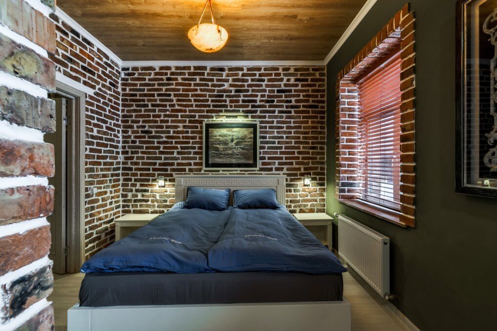Стены в спальне декорированы "под кирпич".