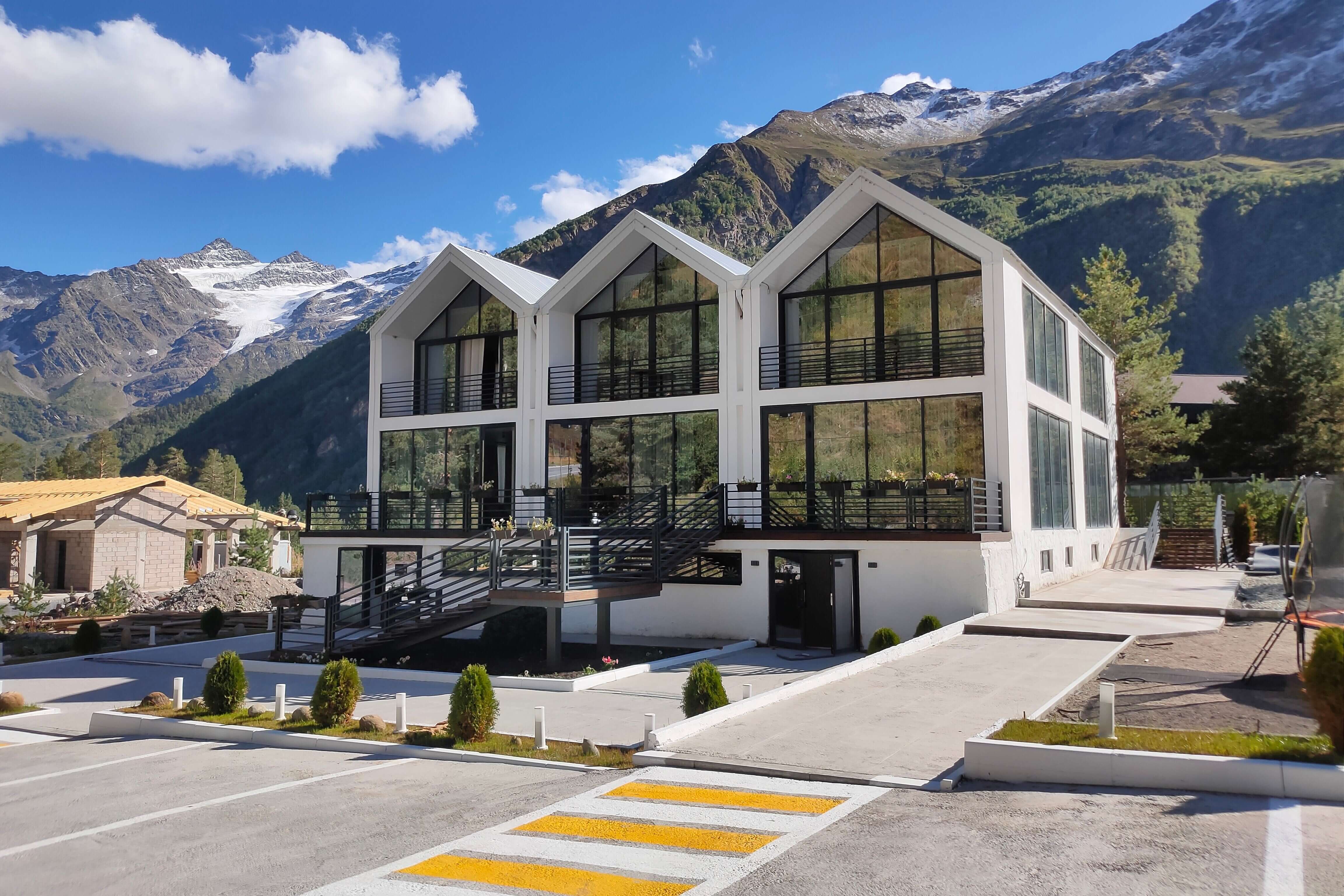 Здание отеля - хороший пример современной архитектуры в горах Кавказа.
