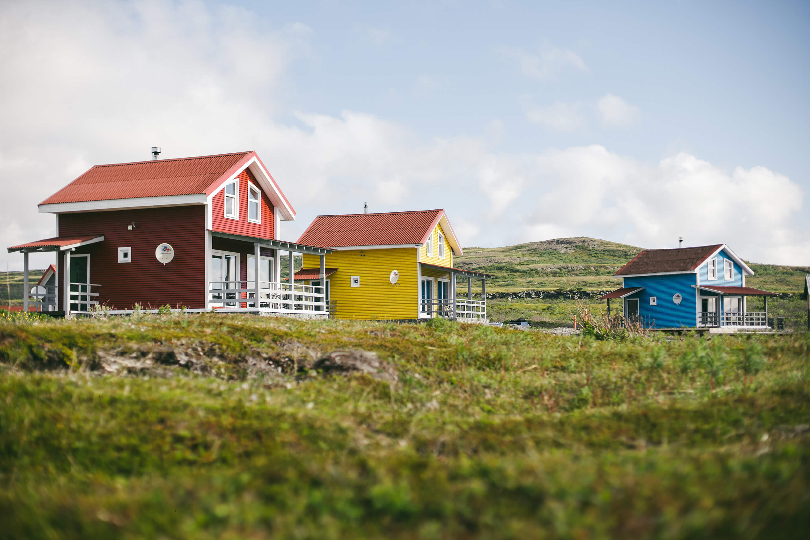 Домики раскрашены в яркие северные цвета.