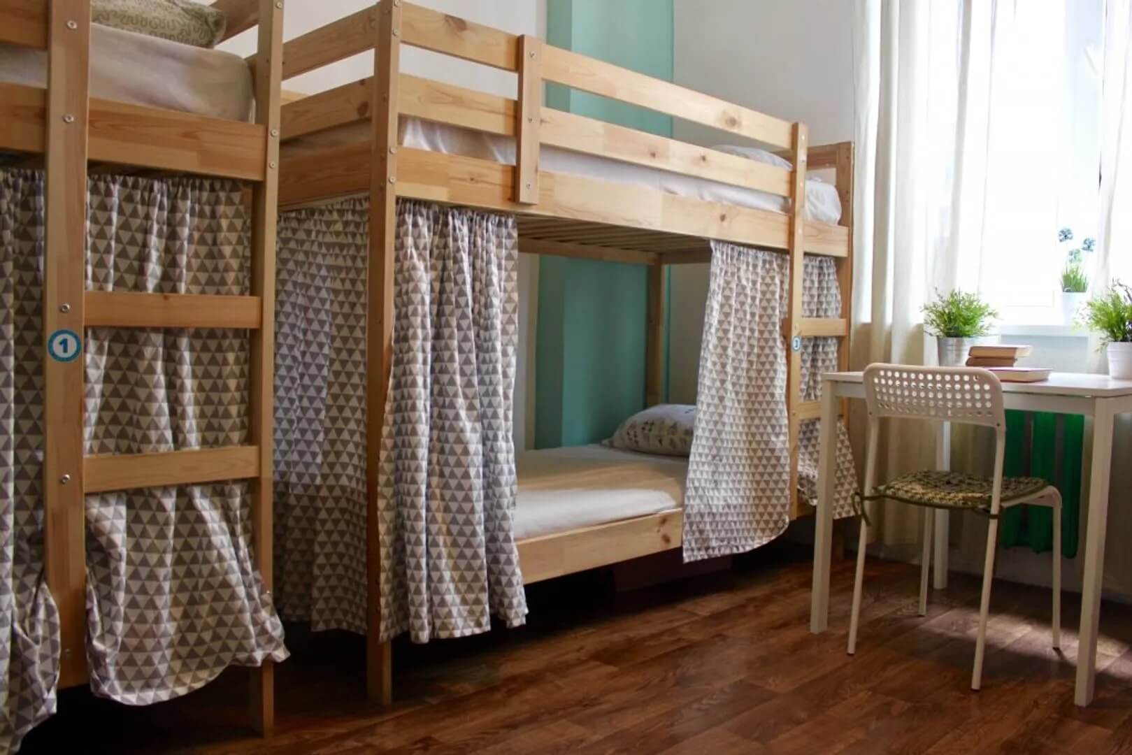 Кровати - двухъярусные, деревянные.