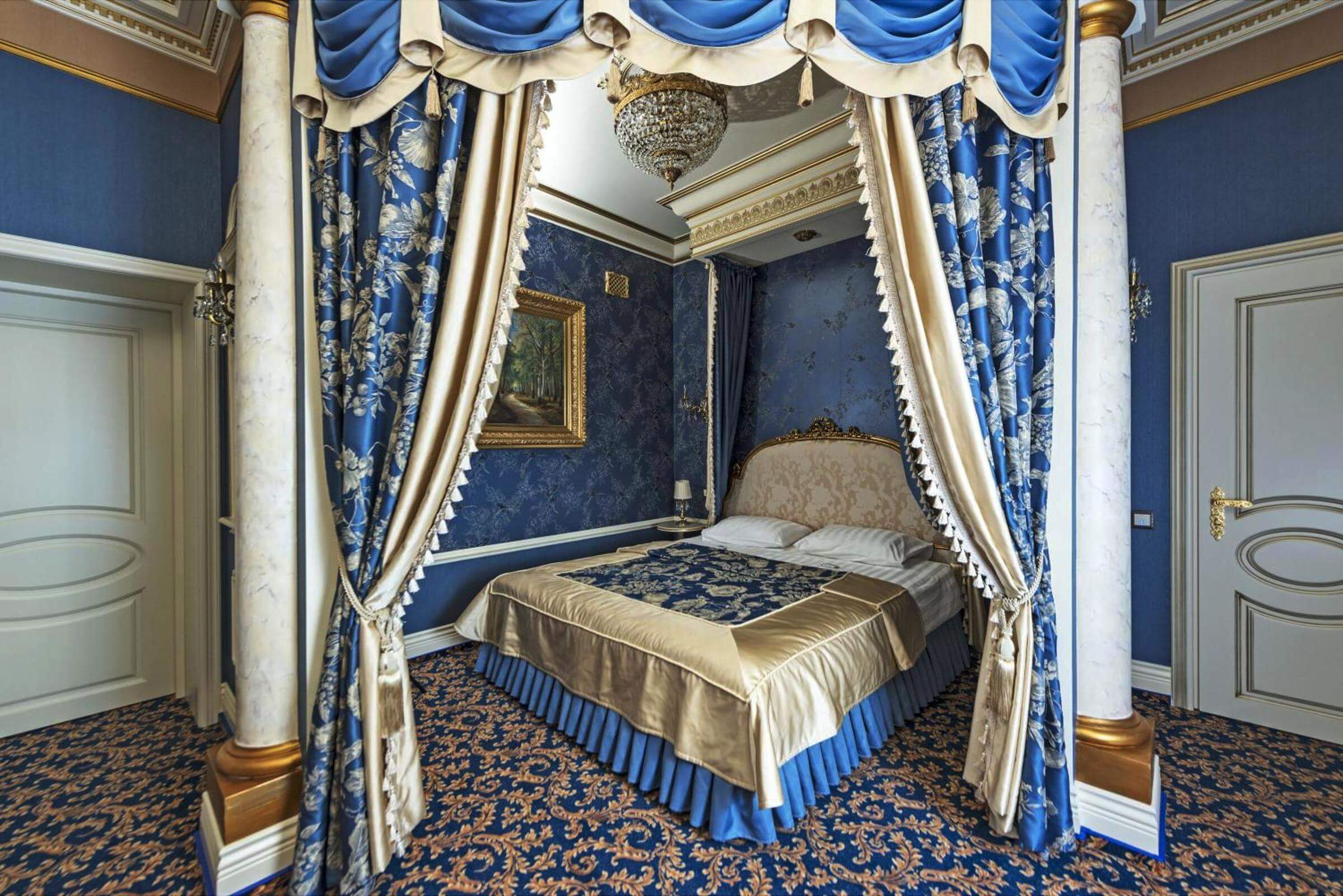 Бутик-отель «Тургенев». Интерьер в синих цветах.