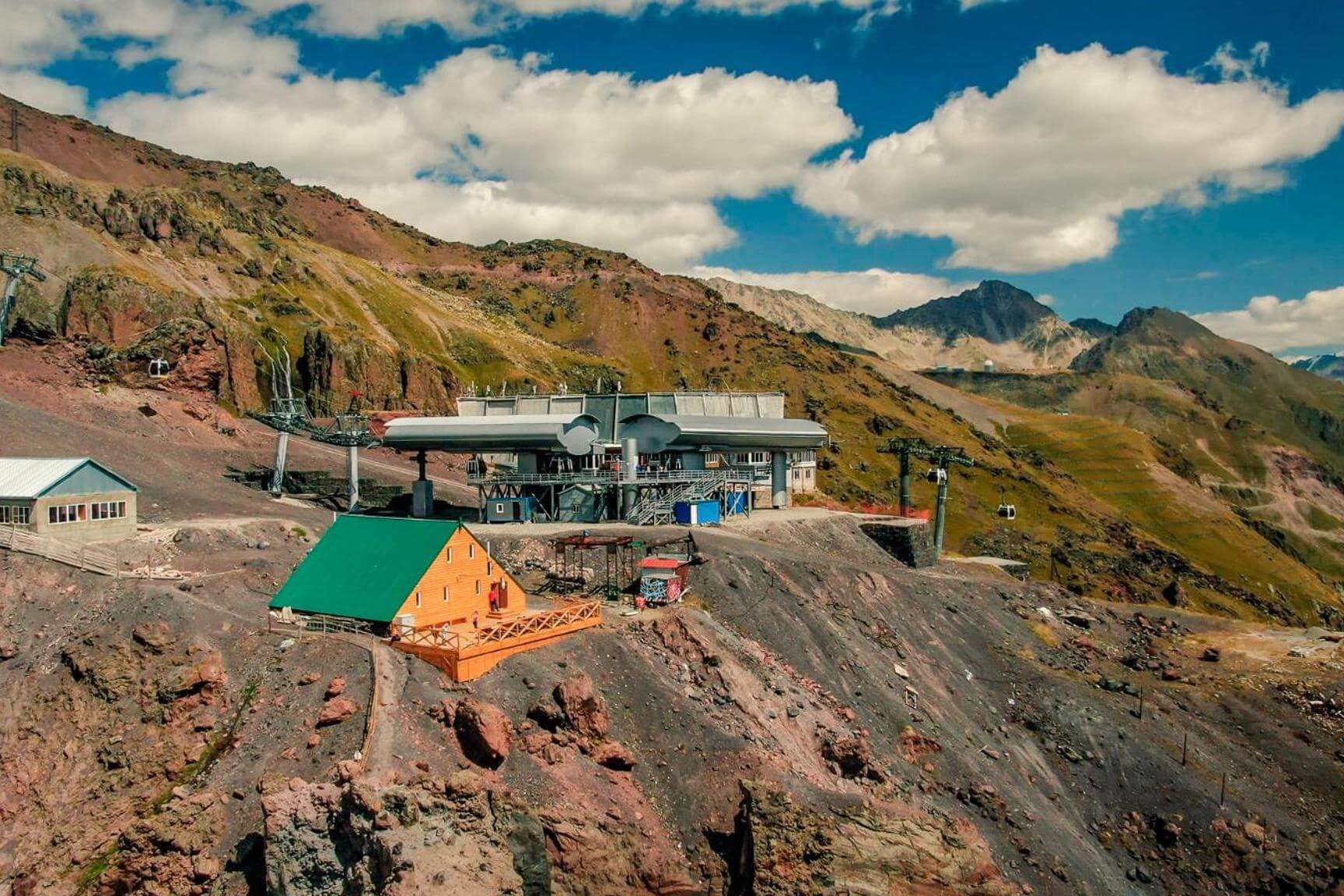 С террасы отеля открывается фантастический вид на Кавказские горы.