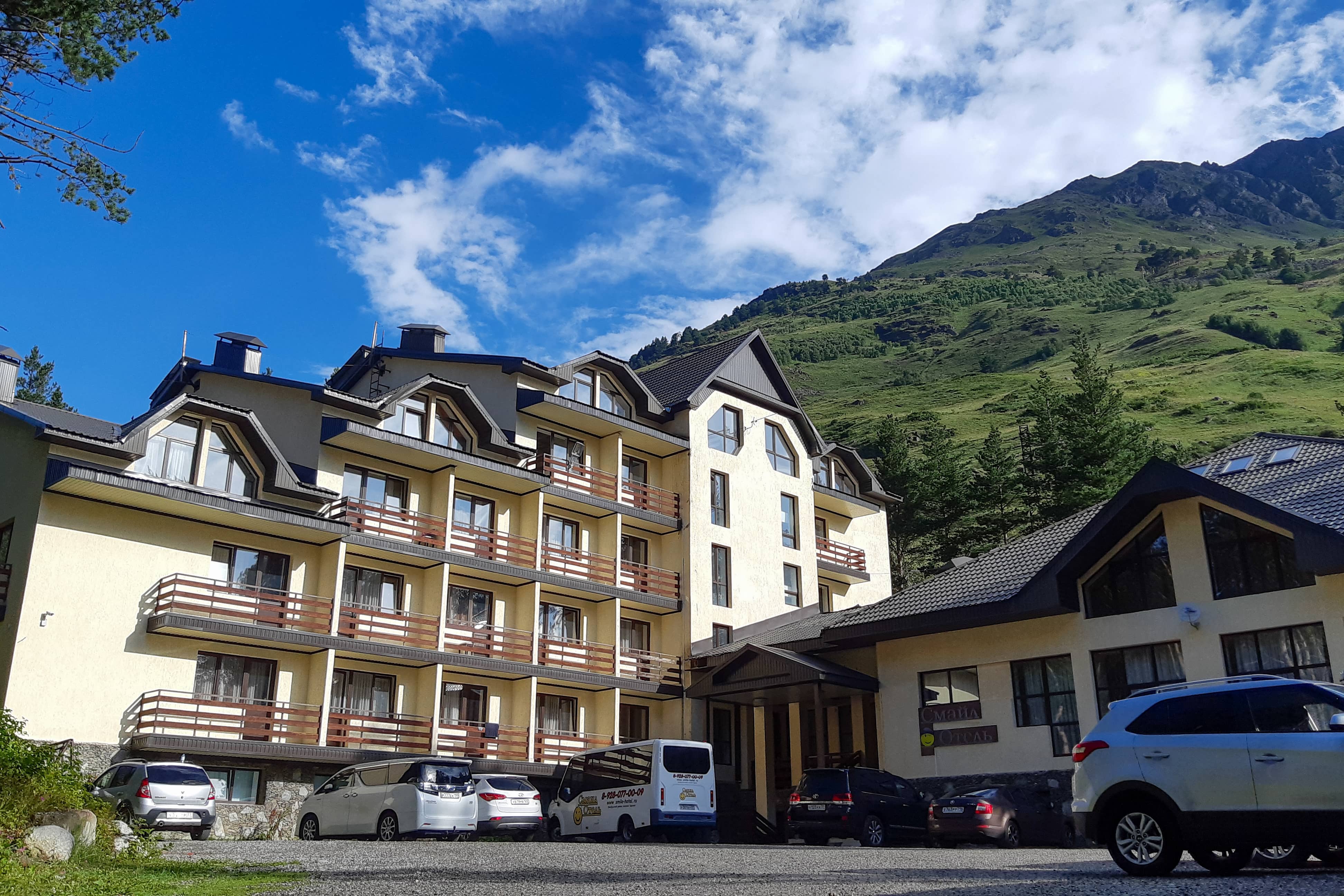 Здание отеля и горы.