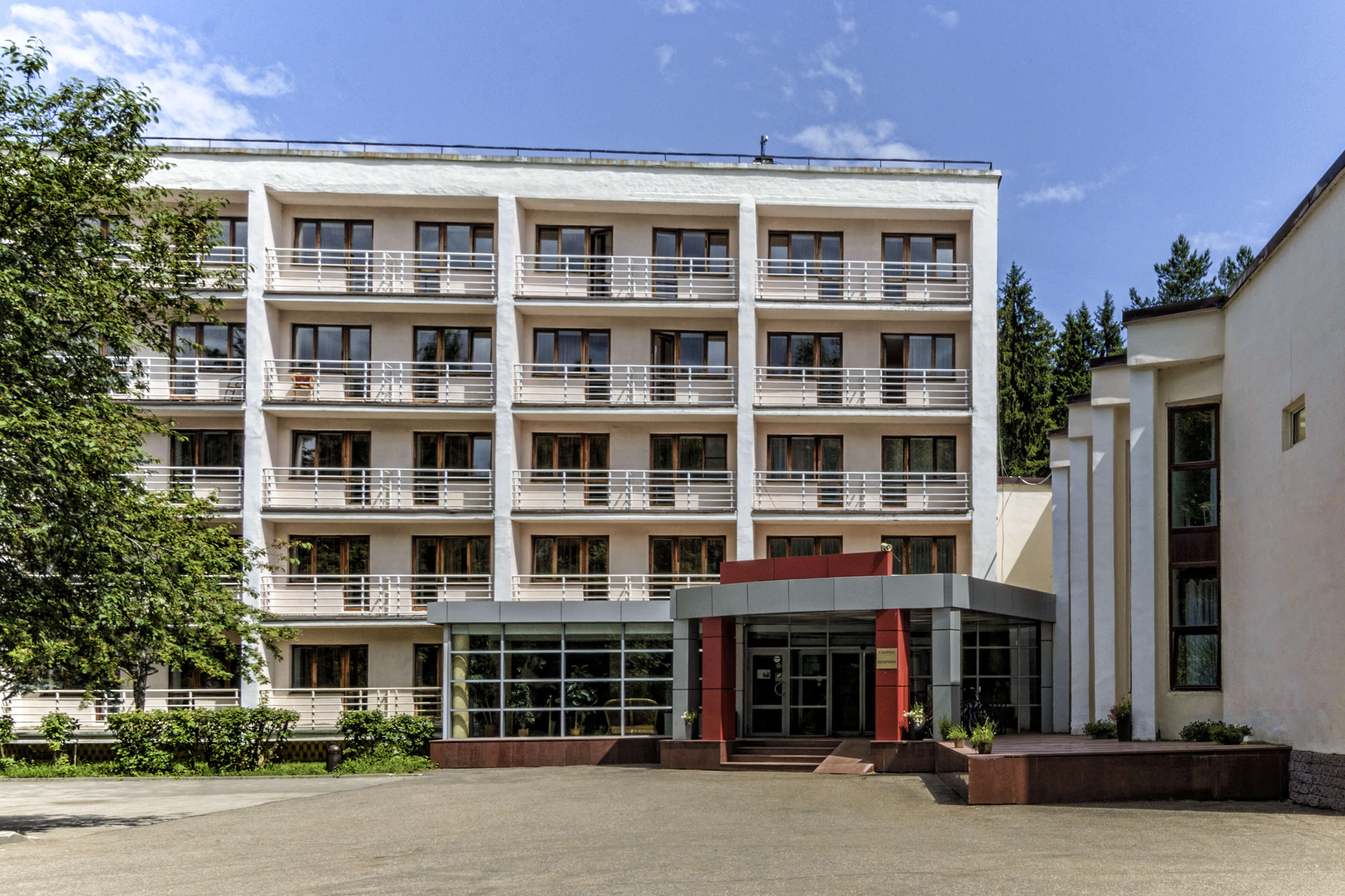 Здание базы отдыха советской постройки.