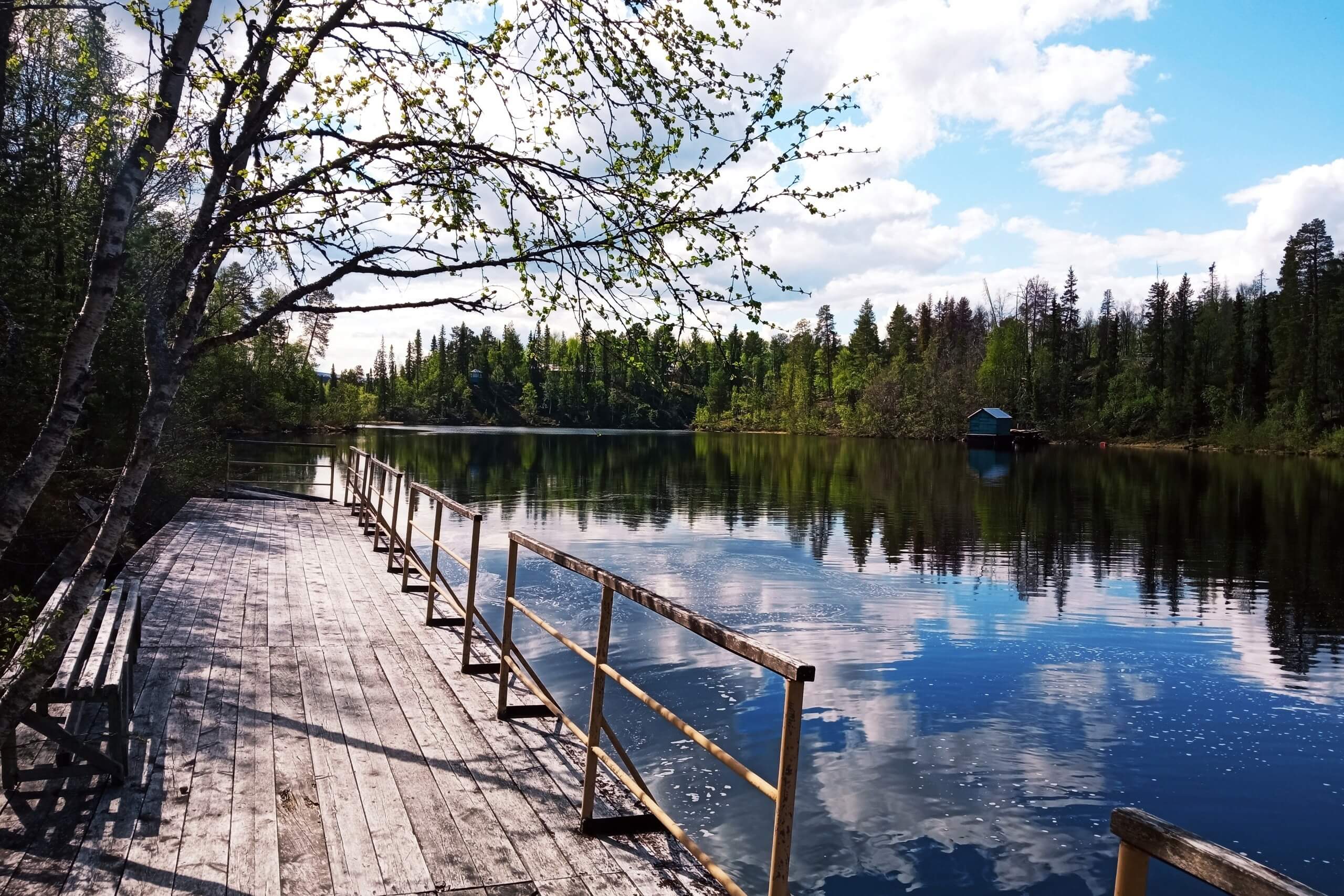 У озера оборудован небольшой деревянный пирс.