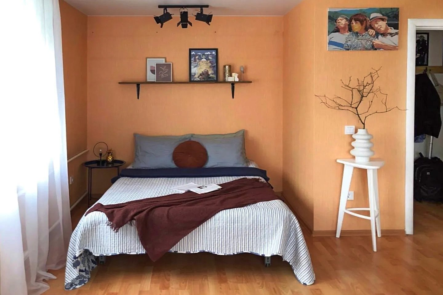 Стены в комнате - кремового оранжевого цвета.