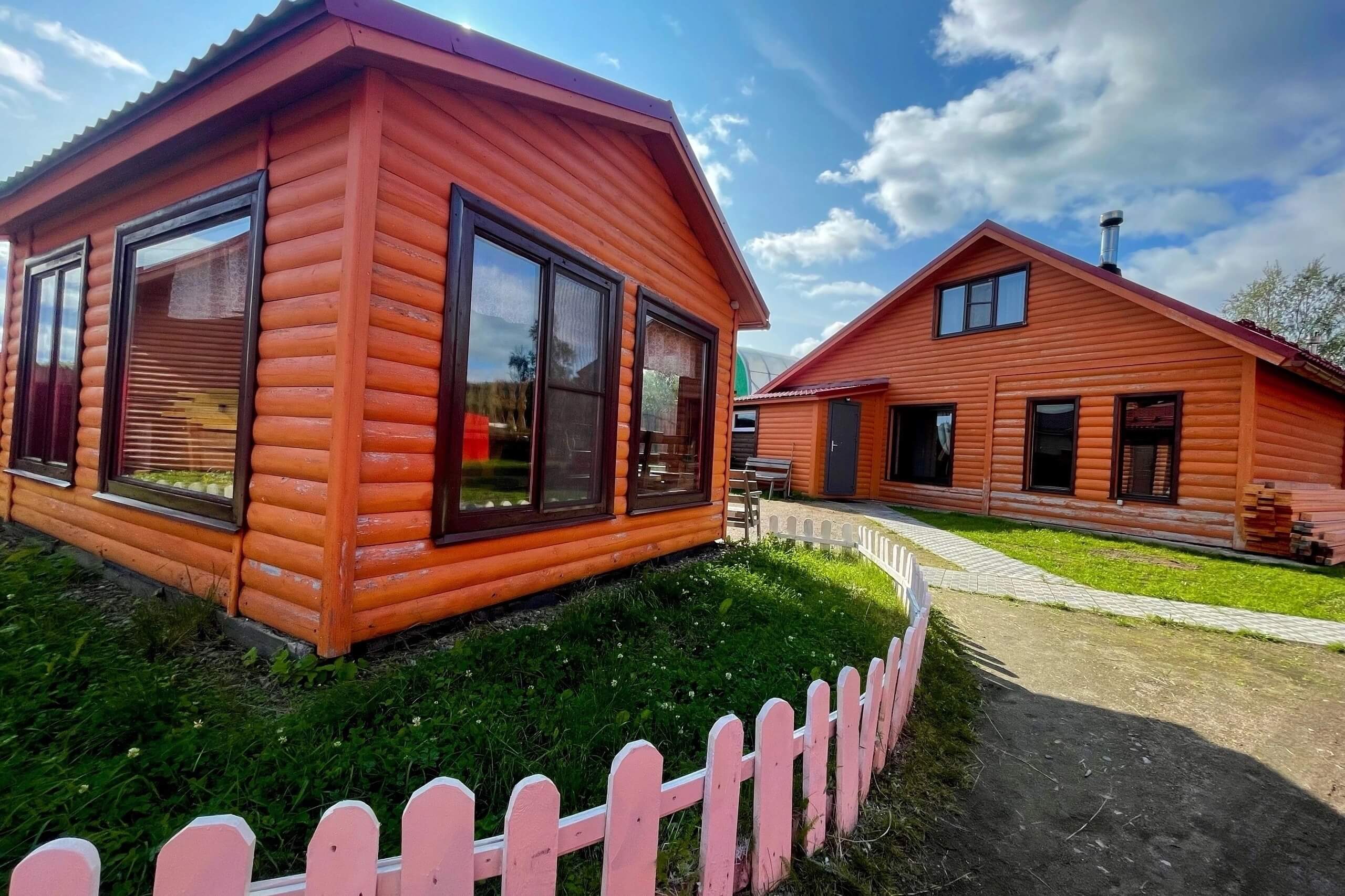 Фасады домиков окрашены в оранжевый цвет.