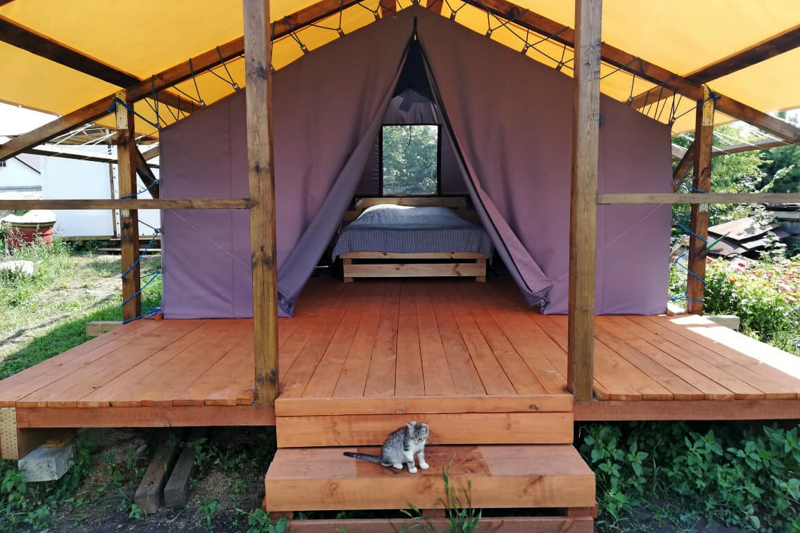 Палатка с деревянной террасой.