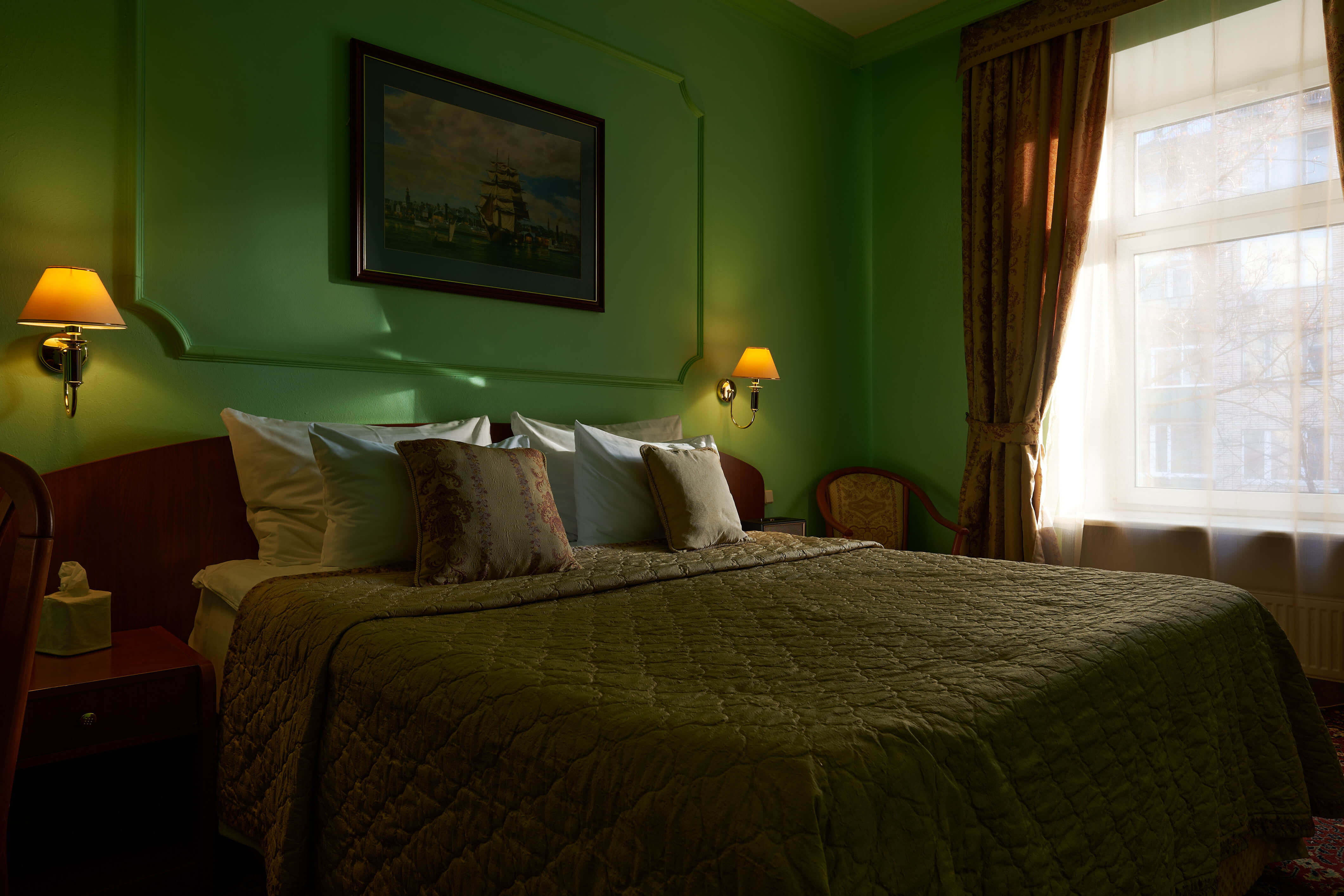 Отель «Марко Поло». Спальное место: приятный свет, большая кровать.