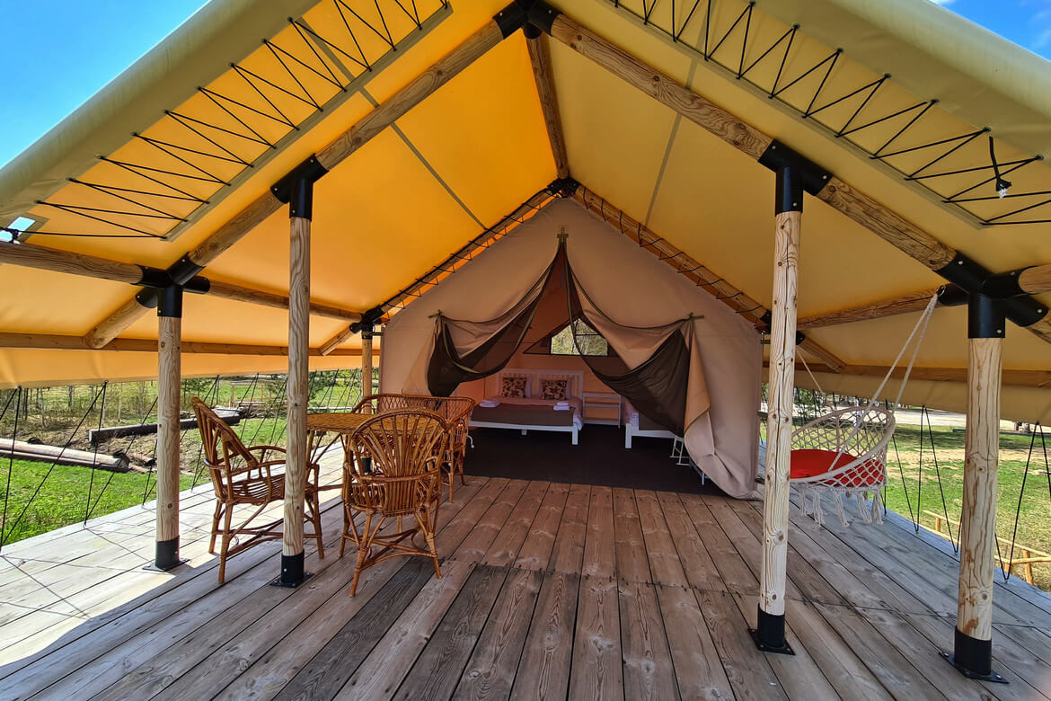 Современная сафари-палатка для отдыха на природе.