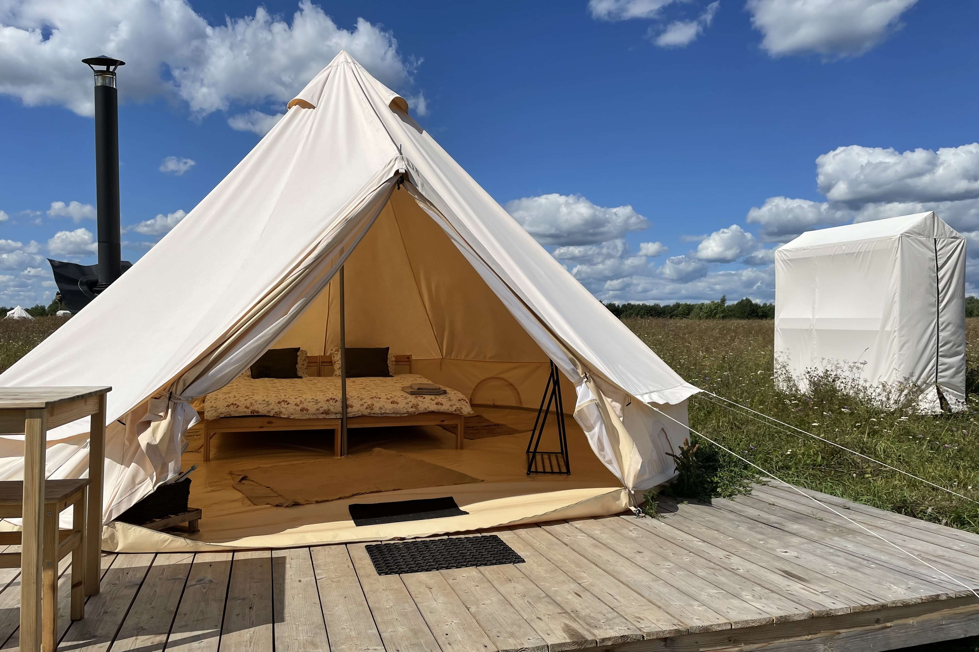 Современная палатка для пятизвездочного отдыха в открытом поле.