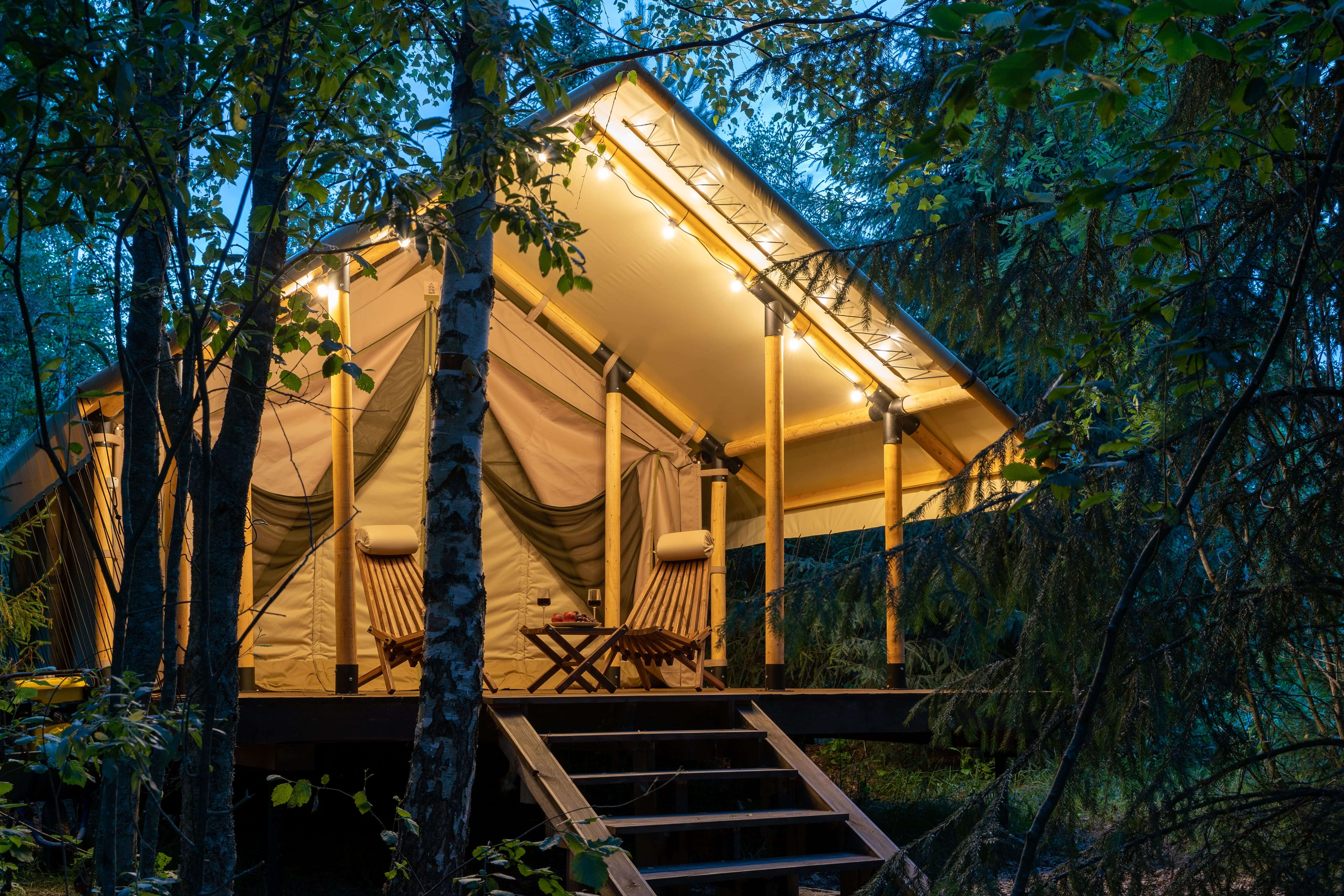 В вечернее время у палатки включается подсветка.