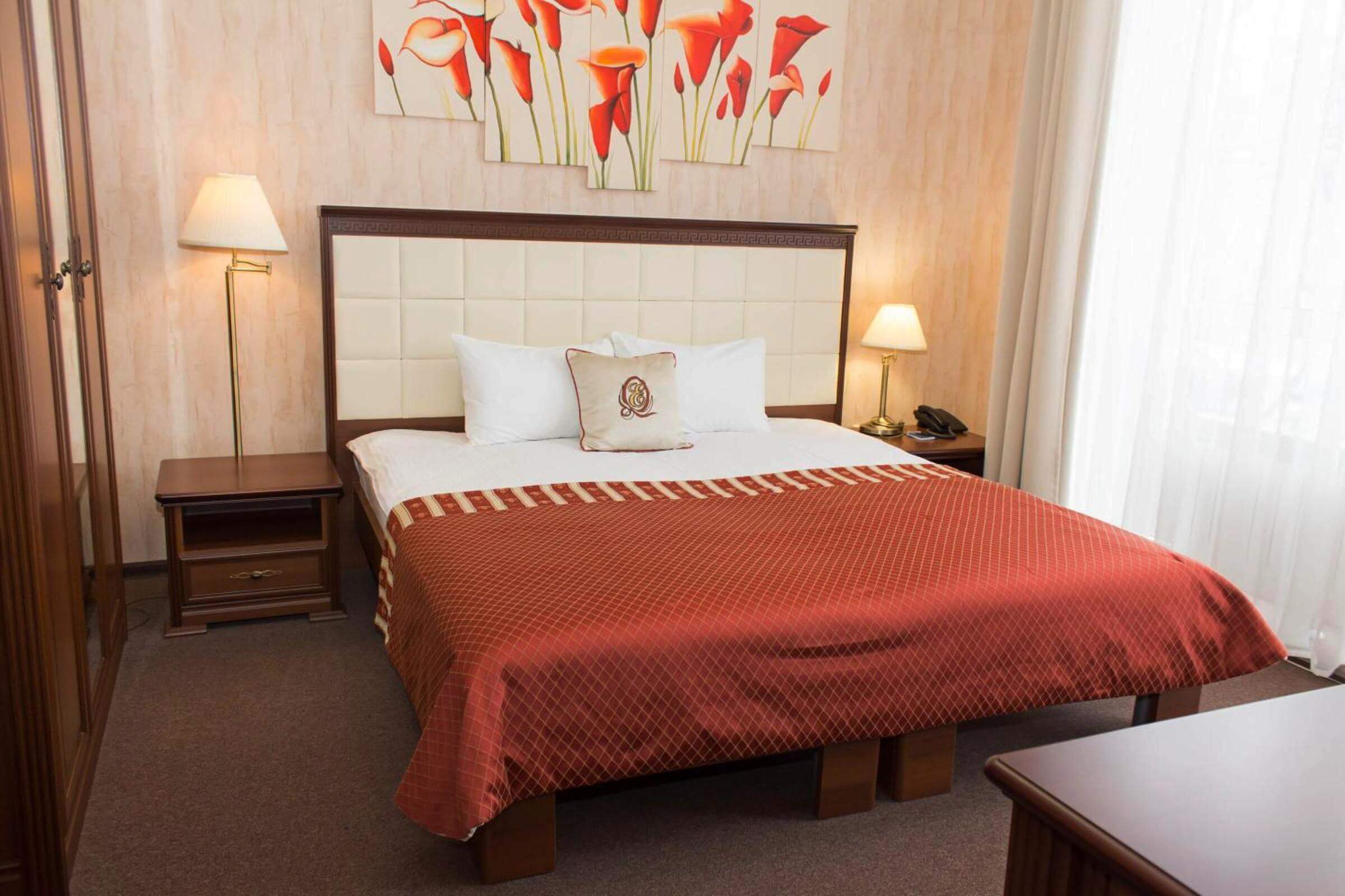 Отель «Минин». Большая кровать для отдыха.