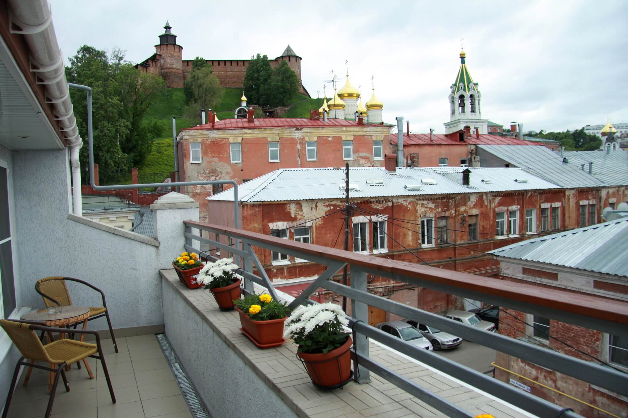 С балкона-террасы хорошо видны стены Кремля.