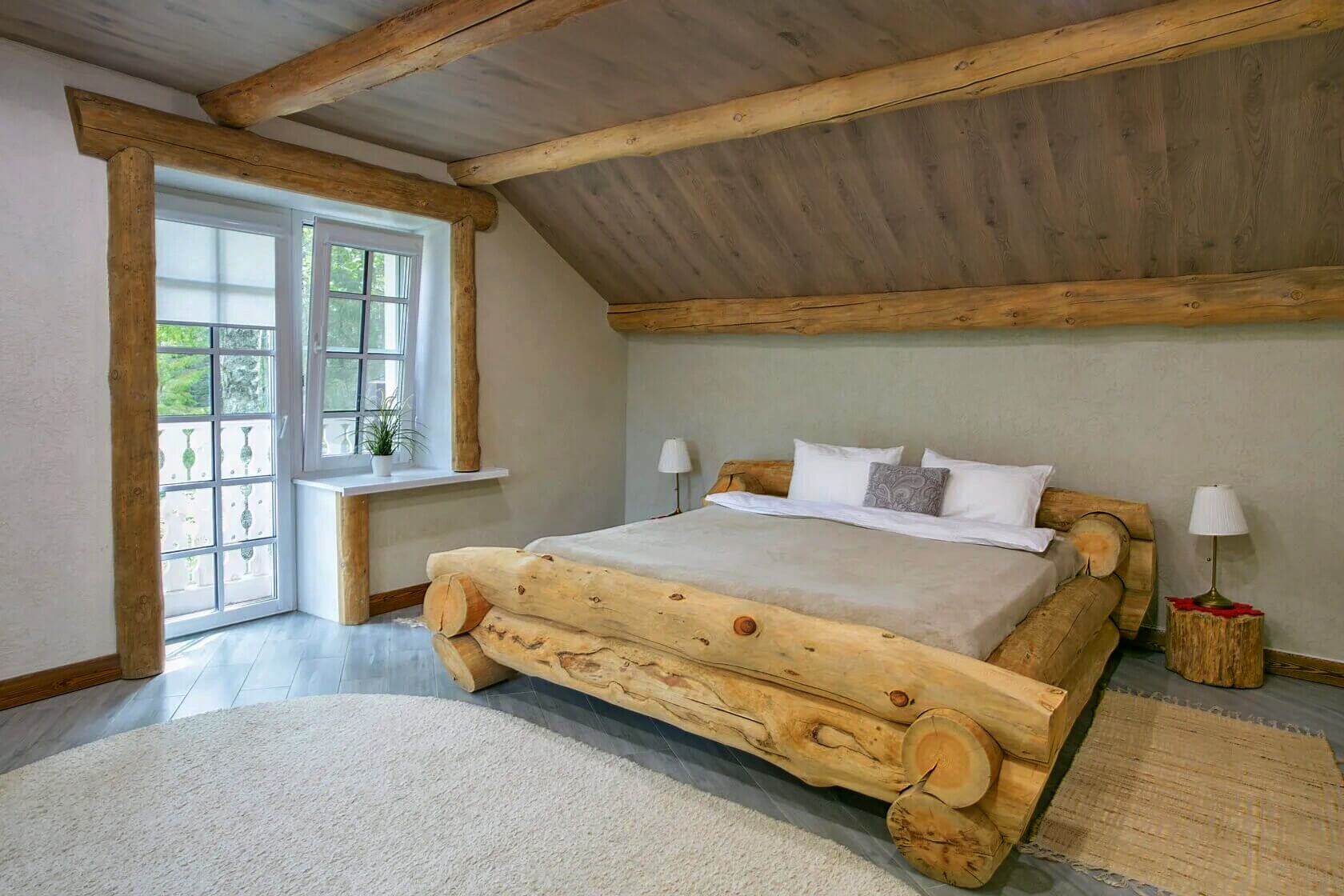 Основание кровати в номере выполнено из массивных бревен.