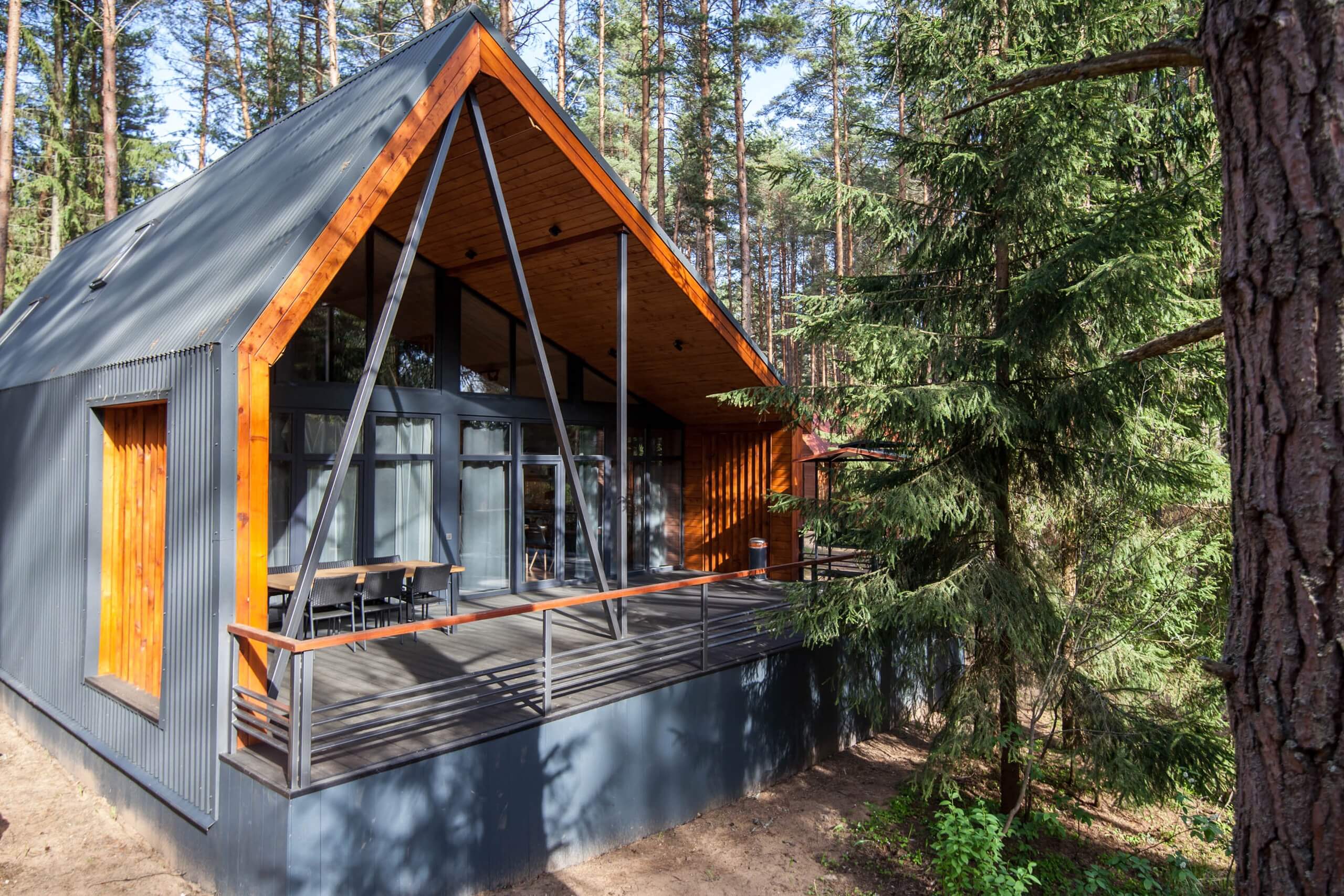 Красивые домики для отдыха в лесу.