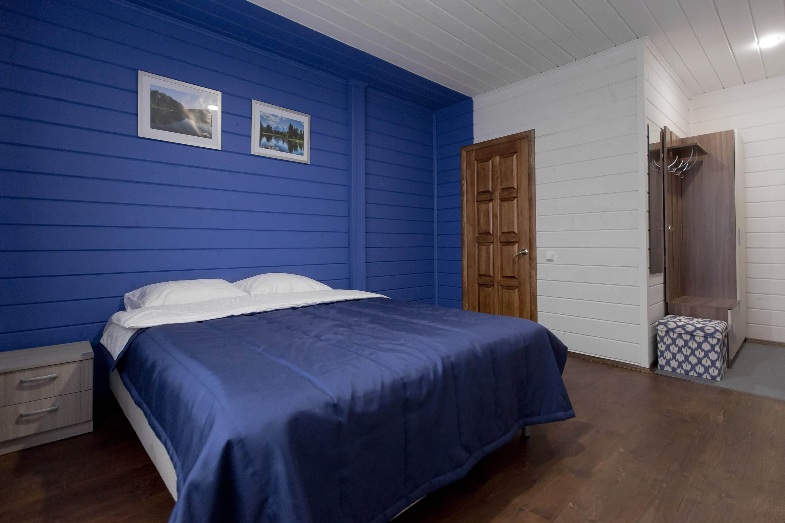 Цвет интерьера комнаты - синий и белый.