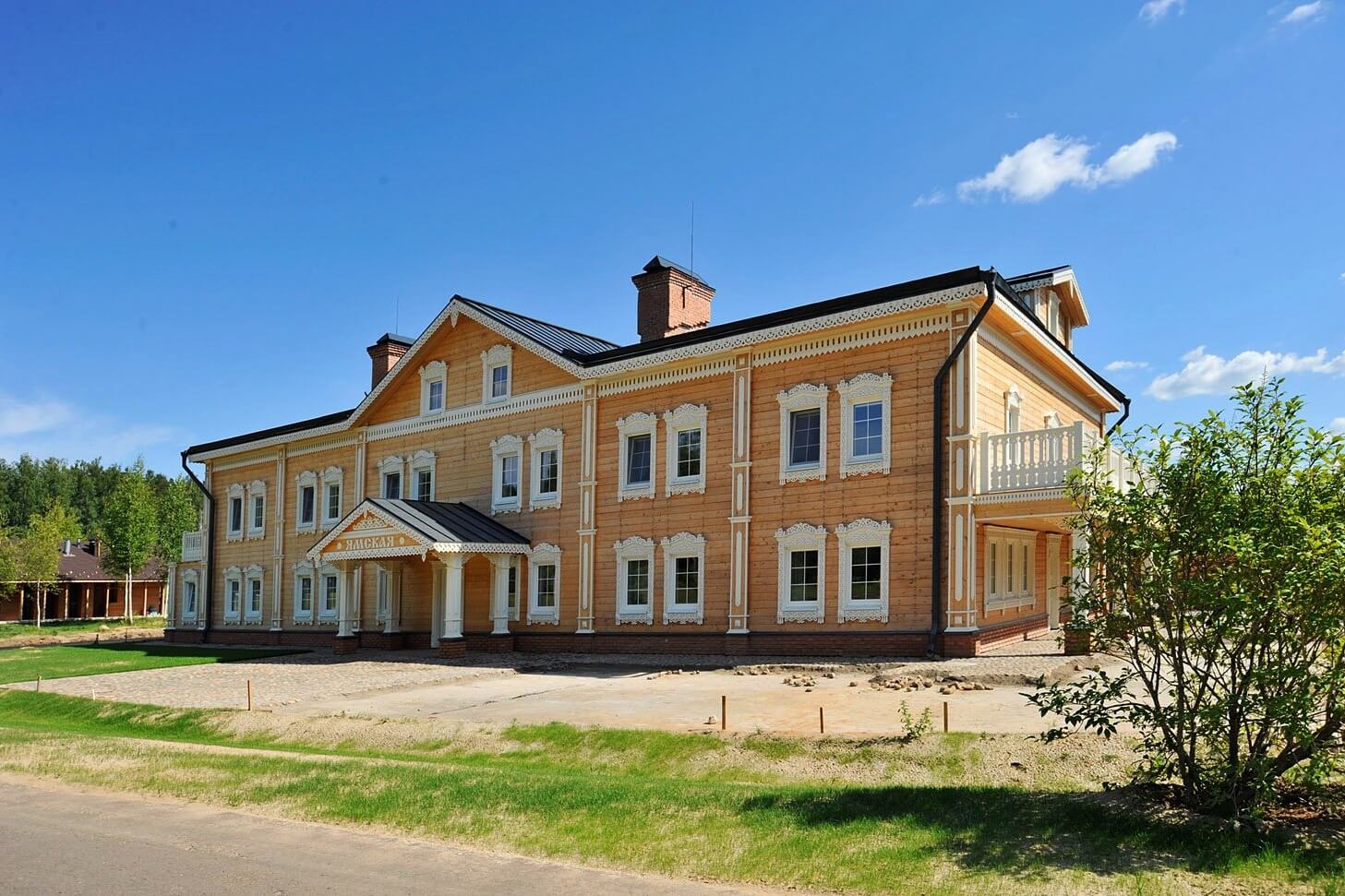 Здание отеля построено в стиле русского деревянного зодчества.