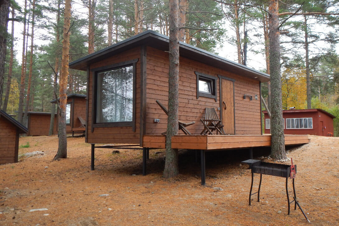 Деревянный мини-домик для отдыха.