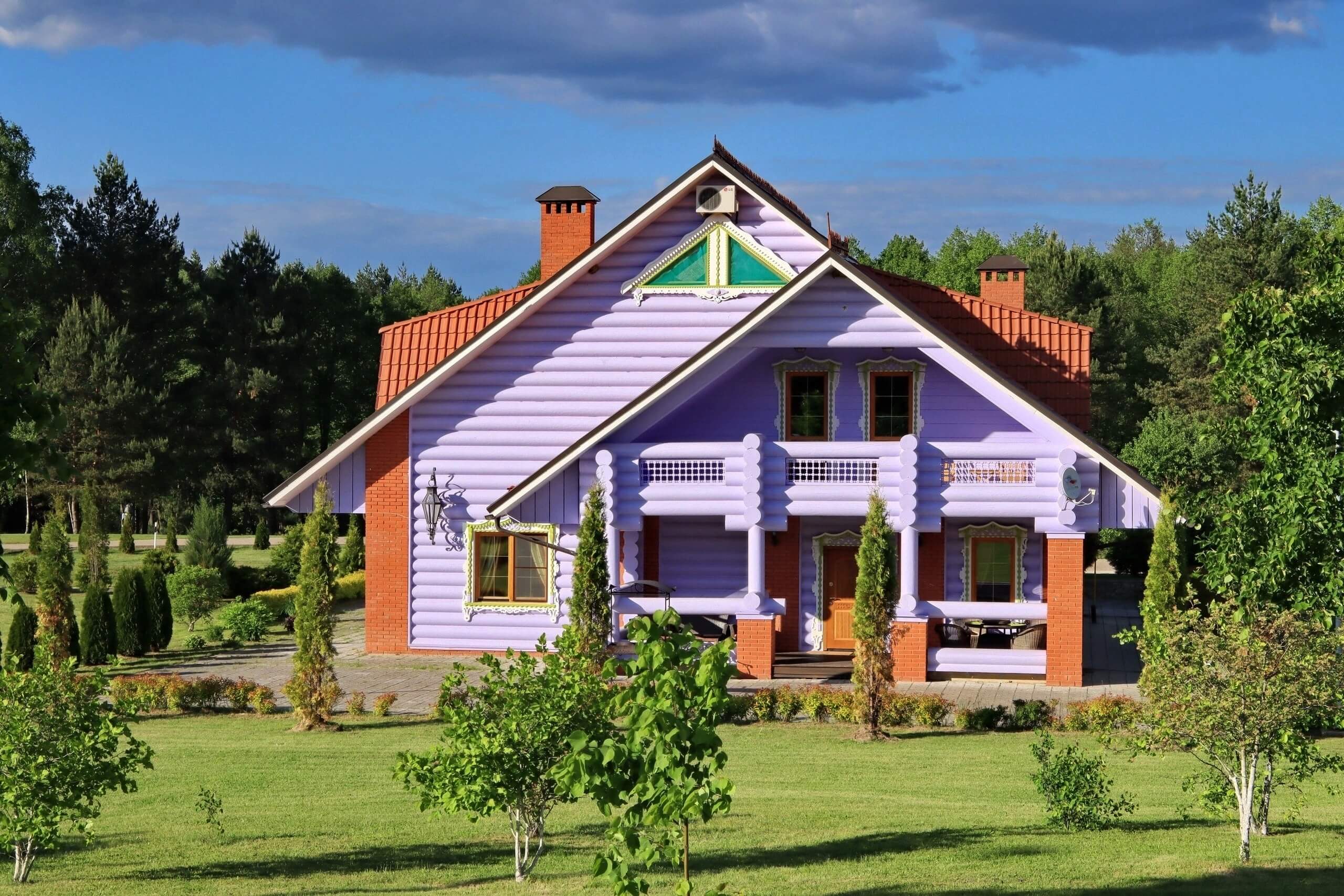 Фасады домиков раскрашены в яркие цвета.