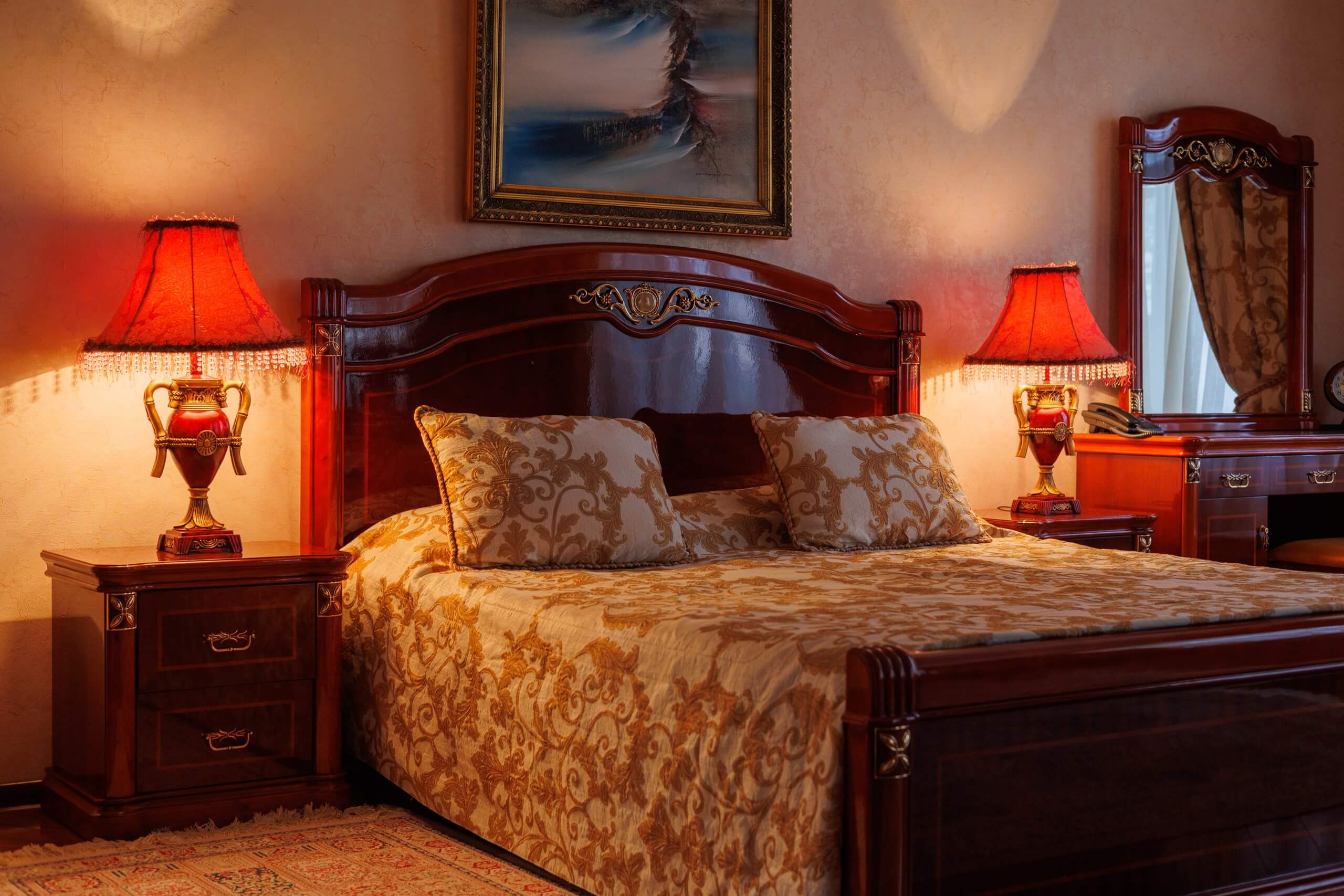 Зону отдыха у кровати украшают светильники с красивые абажуром.